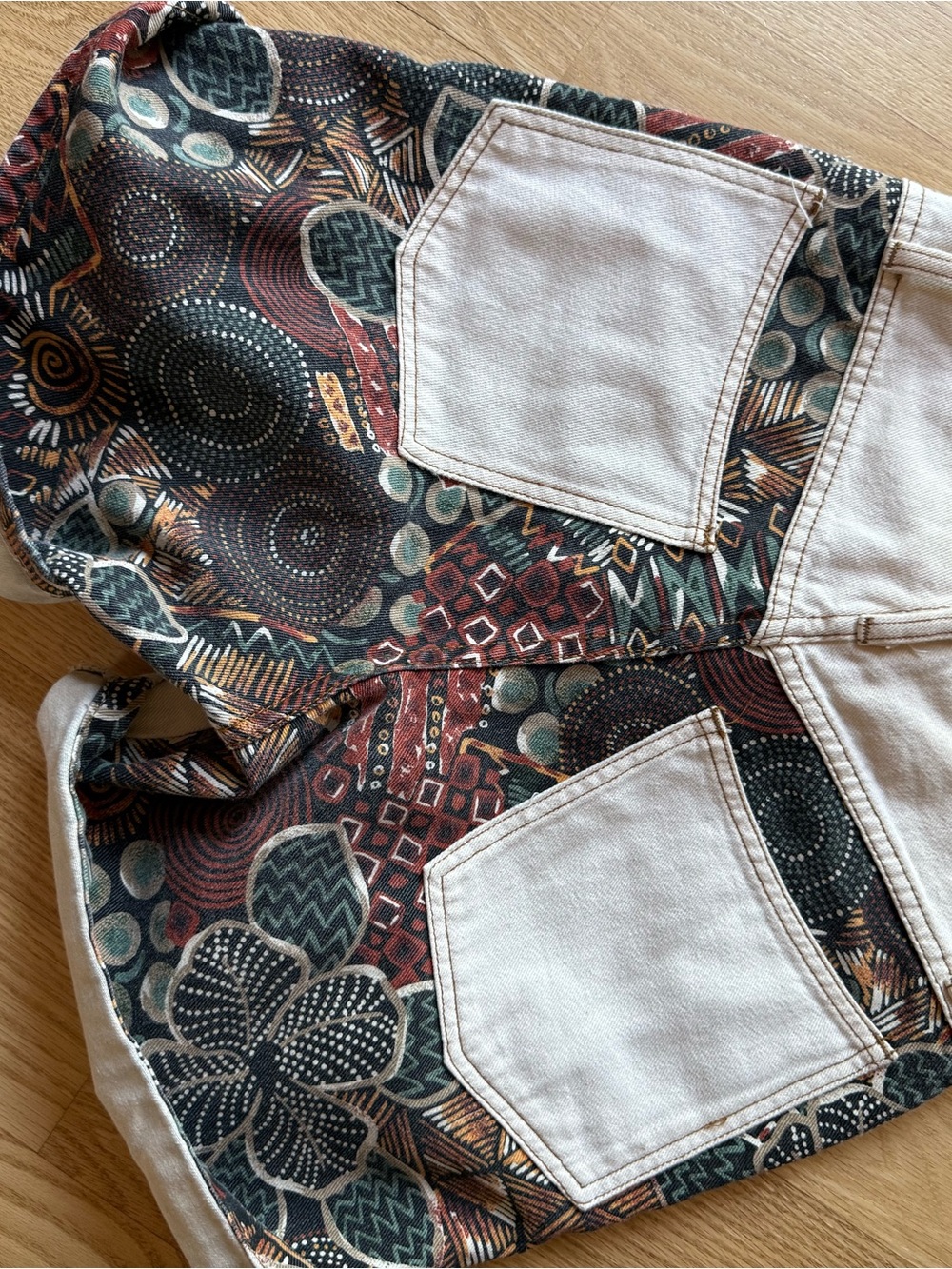 vintage ✨Niki-Lee Cream Denim Shorts with Patterned Pocket and Side Panels - Picture 3 of 3